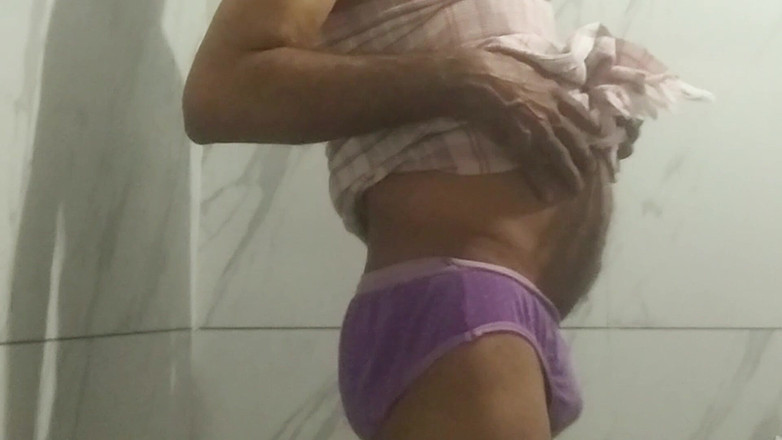 Meplayvid: बाथरूम में मेरे लंड के साथ नग्न खेला