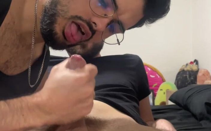 Nenesgaymers: Chupo la polla de mi amigo hasta que se corre...