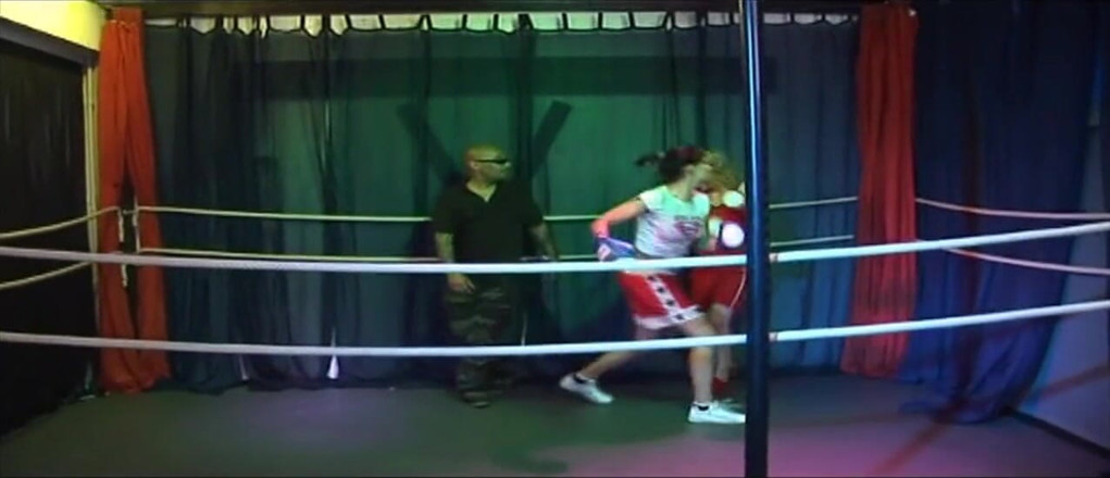 Night wank: Blonďatá zralá kočička kape rosebud gangbang ve Wrestling Ringu