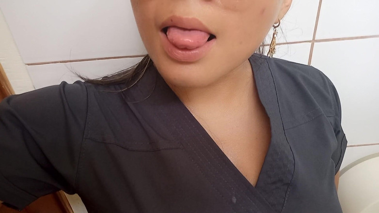 Martin13: Doktor masturbiert im badezimmer der klinik und schreit nach schwanz