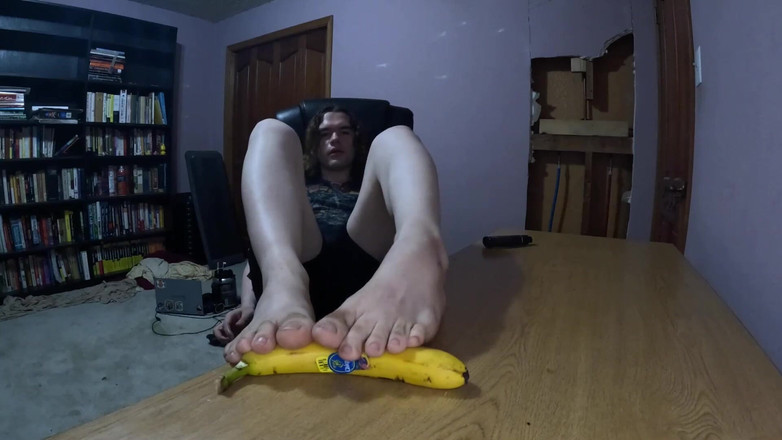 Mr Dimples: केले के साथ मस्ती करना - क्रश और स्वयं पैरों की पूजा