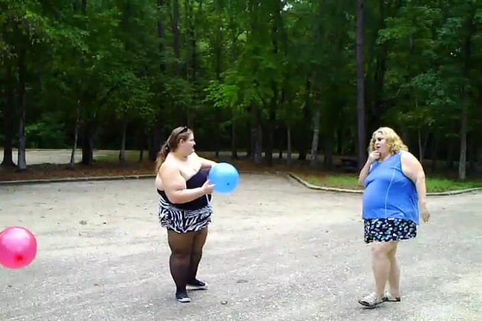 BBW nurse Vicki adventures with friends: Angie Kimber ve ben balonlarla oynuyorum
