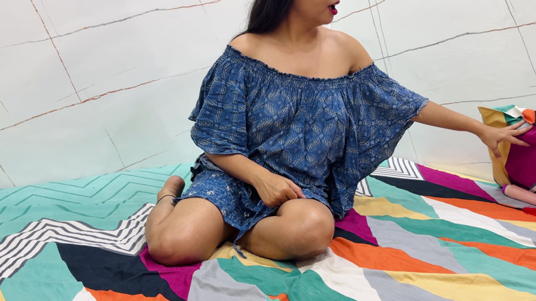 Saarabhabhi6: Abang tiri mertua menangkap adik tiri melancap dalam bilik dan...