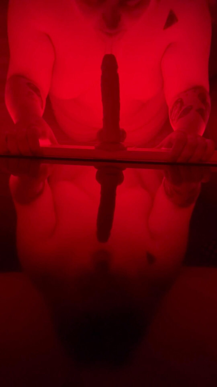 Quinnicide: Товстушка мамка глибоко заглотує ділдо, брудне відео від першої особи