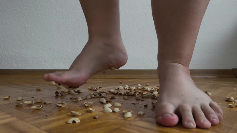 Your QueenXoXo: 130kg Woman Walking on Pistachio Shells - Crunching Sounds