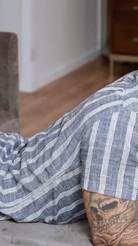 Jucătoare tocilară bisexuală cu sex în trei