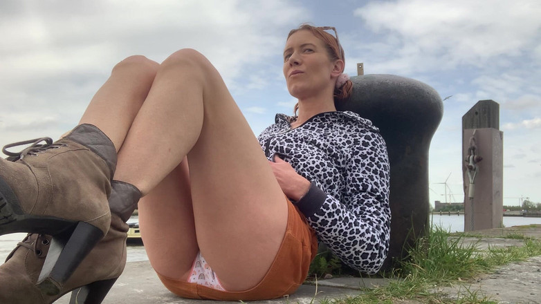 Lolacam: 彩虹内裤户外