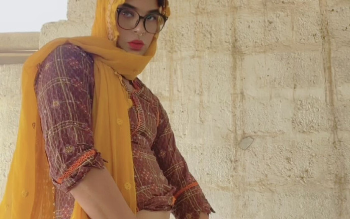 Apple00001: Krásná trans čůrání zkouší venku | Jablko0001