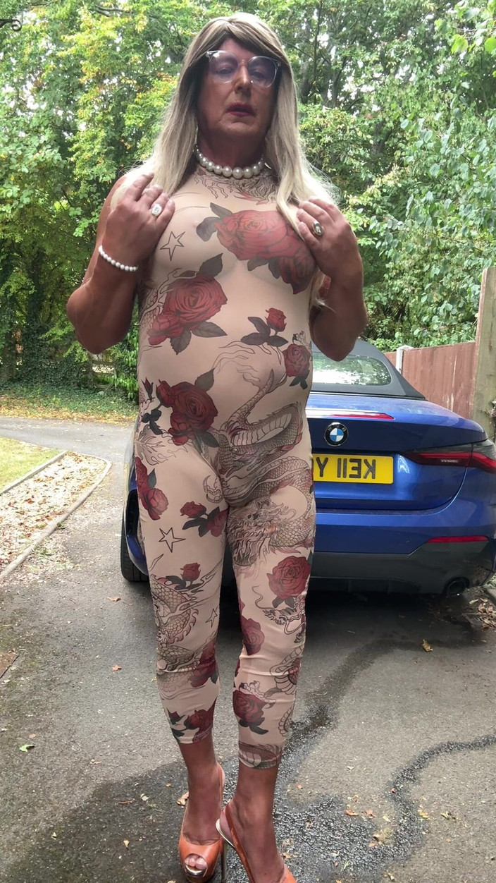 Kellycd2022: Сексуальний кроссдрессер kellycd2022 в сексуальному квітковому прозорому комбінезоні та на підборах