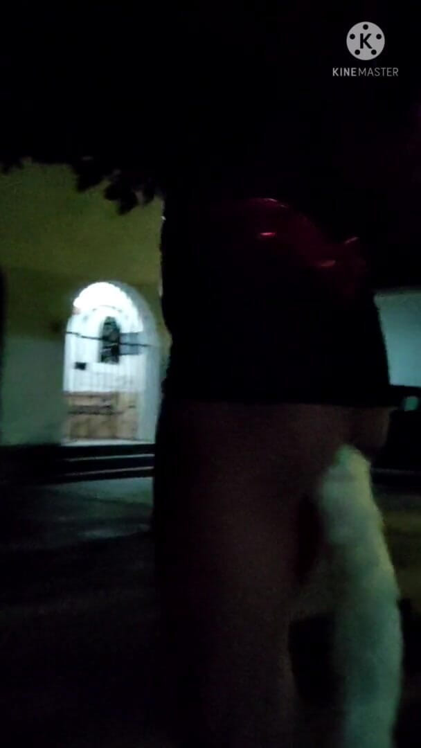 Traviezisha: Banci Crossdresser Dalam Kesucian Berjalan Di Jalan-Jalan Pada Waktu Malam...