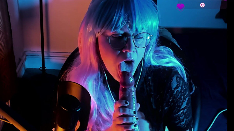 Big Clit Muse: Franțuzoaică care face spectacol pe cameră te suge și te lasă...