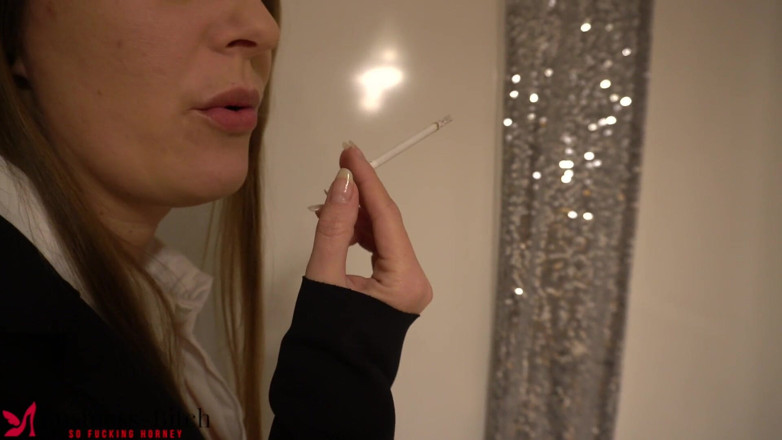 Business Bitch: obchodnice kouří cigaretu