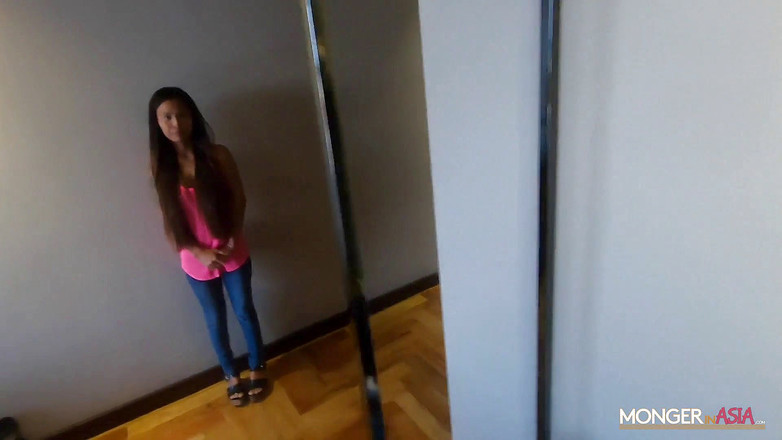 Monger In Asia: Disperată după o slujbă, este de acord să-l fută pe șef