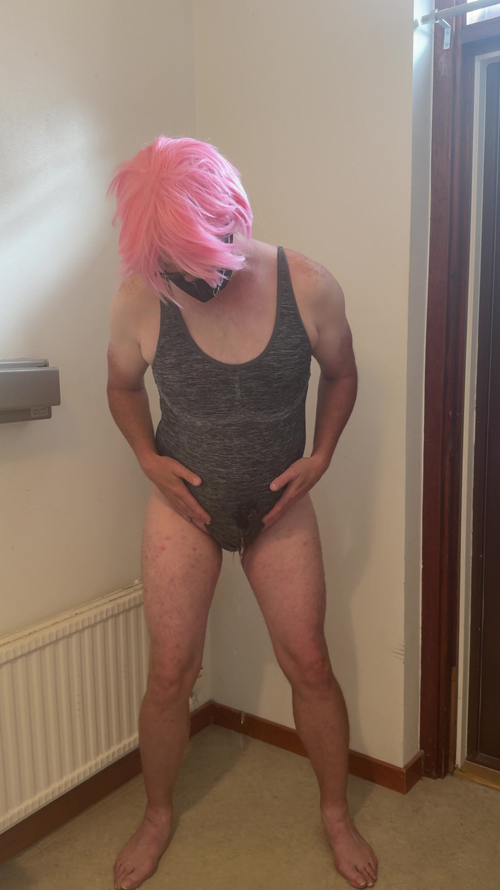 Julia Trans: Шлюха в розовых волосах мастурбирует, кончает и смачивает себя