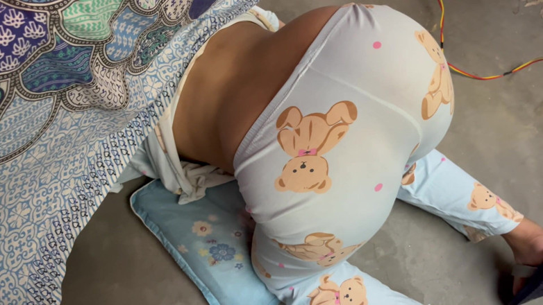 Saali: Sex, während meine schwiegerschwester unter dem bett steckte