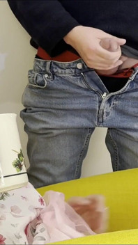 자위하고 내 자지를 쓰다듬어 집에서 만족을 위해 그녀의 몸에 내 정액을 줘