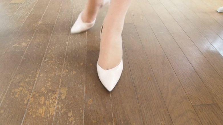 Mayumi Kanzaki: Mature Woman Wearing Pantyhose
