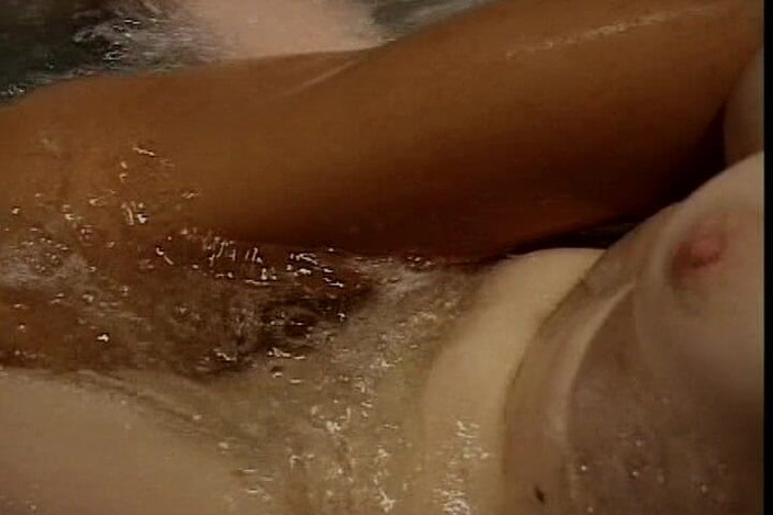 Planete Francaise: Lesbische Franse babes scharen in de badkamer