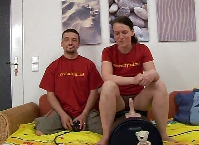 Sex Toy Entertainment: Casting bruna con tette piccole seduce la figa con sybian