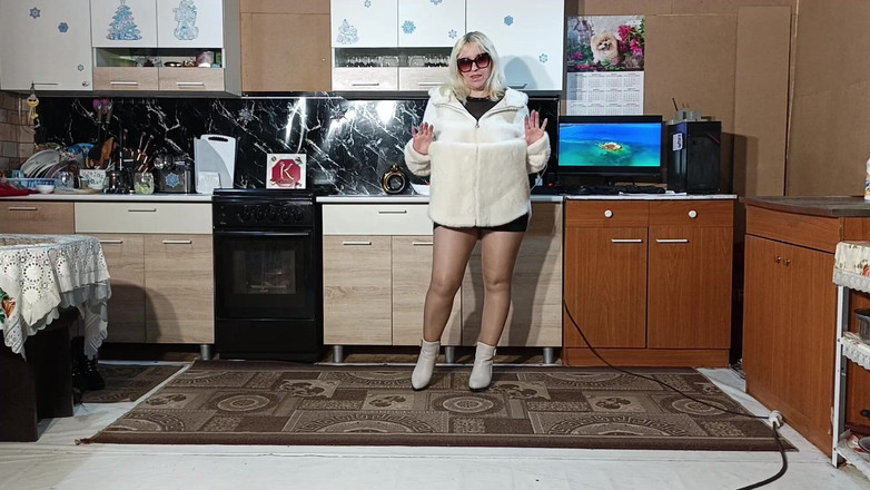 RedRoseRus: Nuovo cappotto di pelliccia - posare in cucina.