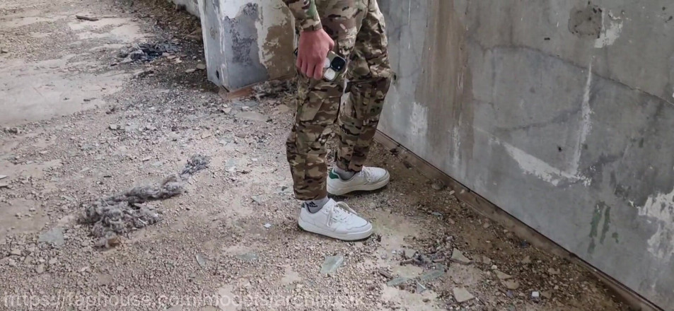 ArchiRusik: 軍曹が臆病者2組にとどめを刺され、勤務中に軍隊内で乱暴に犯された!