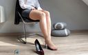Business bitch: Secretară sexy cu picioare în ciorapi și tocuri înalte