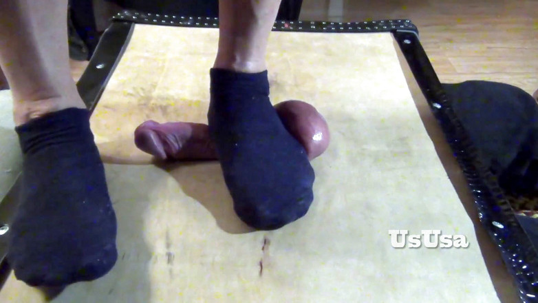 UsUsa: Siyah çoraplı taşakların ayaklarını eziyor, UsUsa
