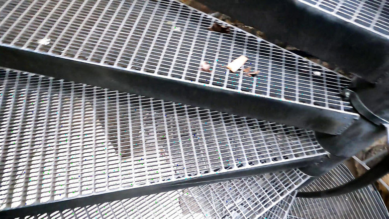 Bouncy Tits Action: Abofetear sus senos desnudos en las escaleras