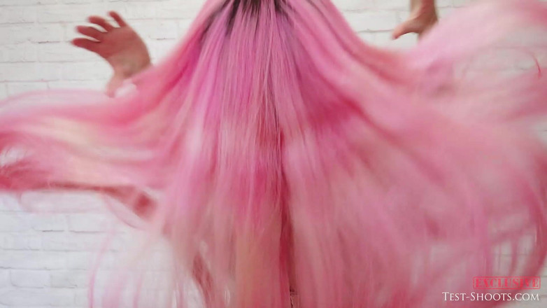 Test-Shoots: Casting vidéo nu avec Adele, fille aux longs cheveux roses