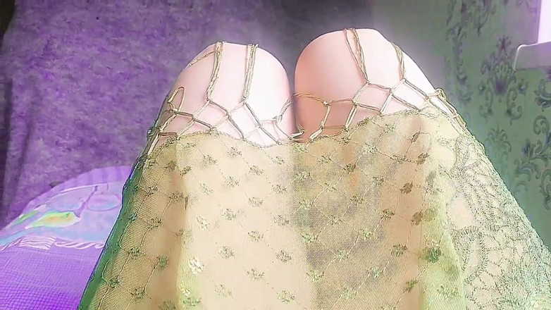 Kitty_Cross: Sexy femboy dançando selvagem sob colorido brilho neon