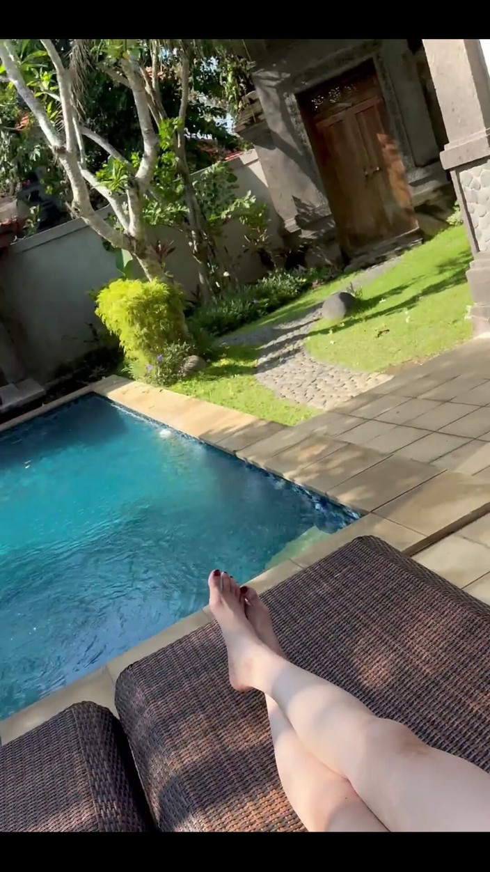 Aerie Rei: Dzień dobry. Oto jeden specjalnie dla fanów stóp