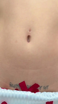 Studente Magro Gioca Con Il Suo Ombelico E Stuzzica La Sua Pancia Magra