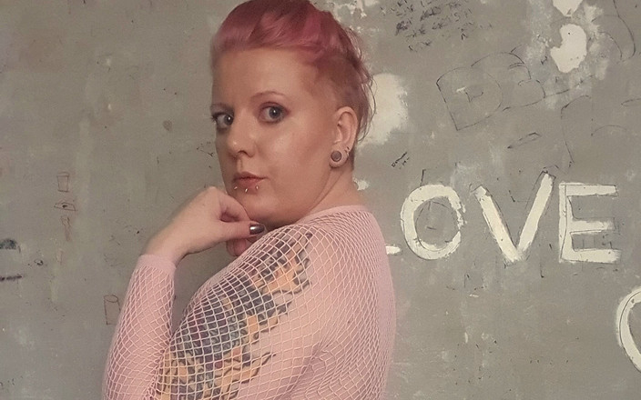 Insatiableme: Kay v růžových síťovaných šatech