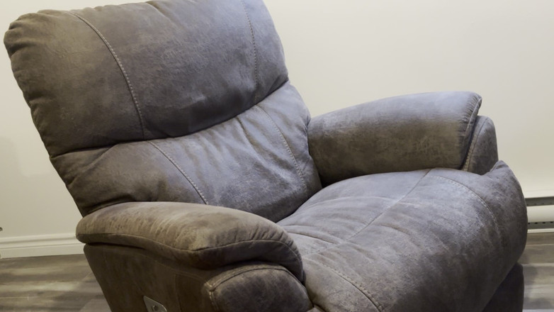 BuckDick: Jeune Vierge De 18ans Se Masturbe Devant La TV