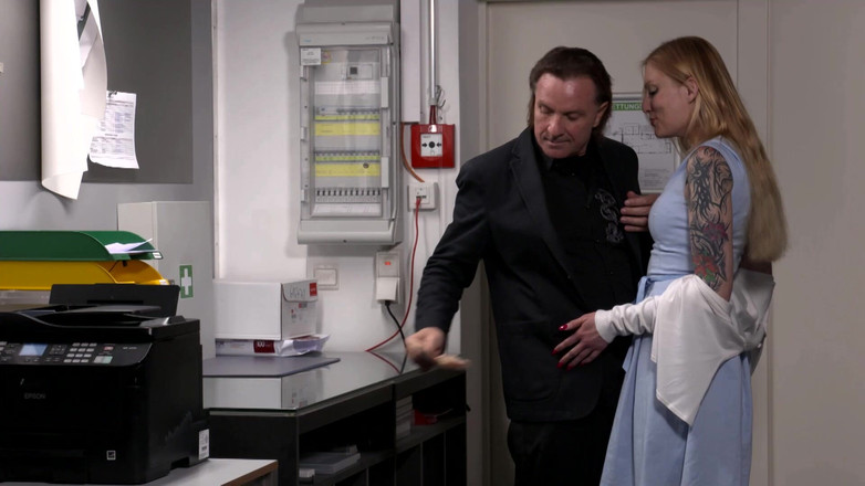 MMV Films: Le Giovani MILF Anali Amano Le Sborrate Dal Culo Alla...