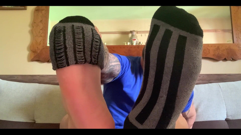 Jasons feet: ‪i Bring You Over to My Grandparents House.