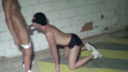 Crunch Boy: Sürtük enzo dikarina tarafından umumi tuvalette aşağılıyor