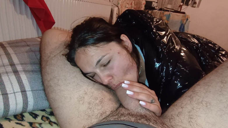 Ionut899: Llego a Casa, Le Chupo La Polla a Mi Novio...