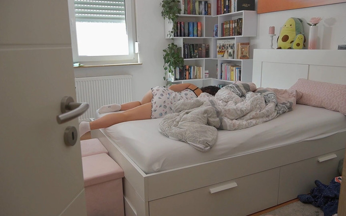 LittlePinky140: El padrastro me cuidaba mientras lo hacía por mi cuenta...