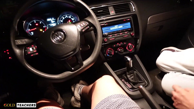 GoldTeachers: Podvádění kouření v autě, zatímco manžílek hraje hry