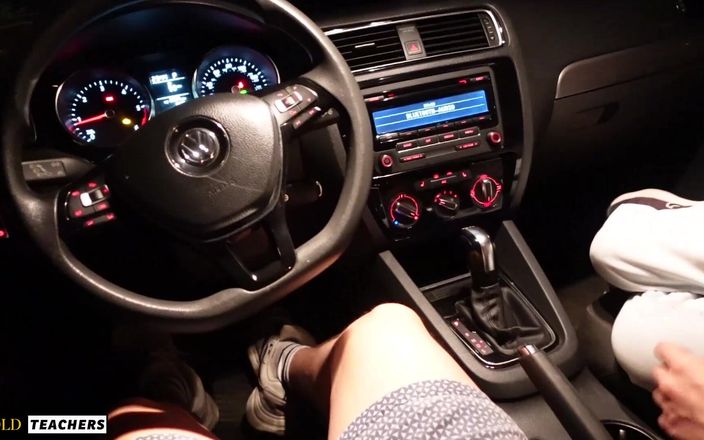 GoldTeachers: Barare pompino in auto mentre il marito gioca