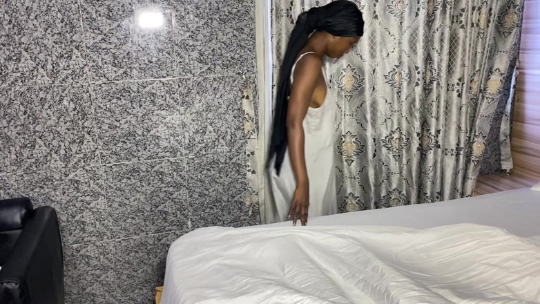 Moonlight blues: Awek bengkung membiarkan rakan sebiliknya mengongkek teman lelaki zakar besar