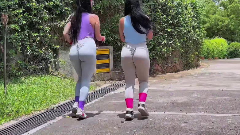 Jenifer Play: 아름다운 학생들이 물리 선생님과 엉덩이에서 섹스하고 있다