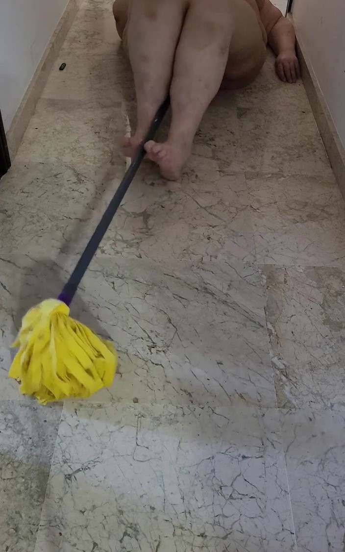 CoolMarina: Coolmarina。胖熟女在地板上惊喜热辣婊子