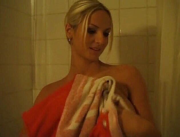 Flash Model Amateurs: Schoonheidsbabe slet heeft plezier in badkuip