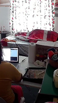 Padrasto da enteada enquanto faz homeoffice