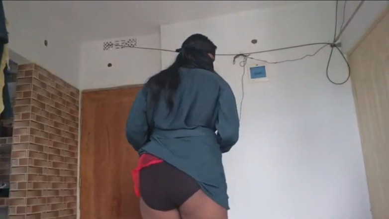 Skakoi: Tímida chica musulmana quitándose el burka lentamente