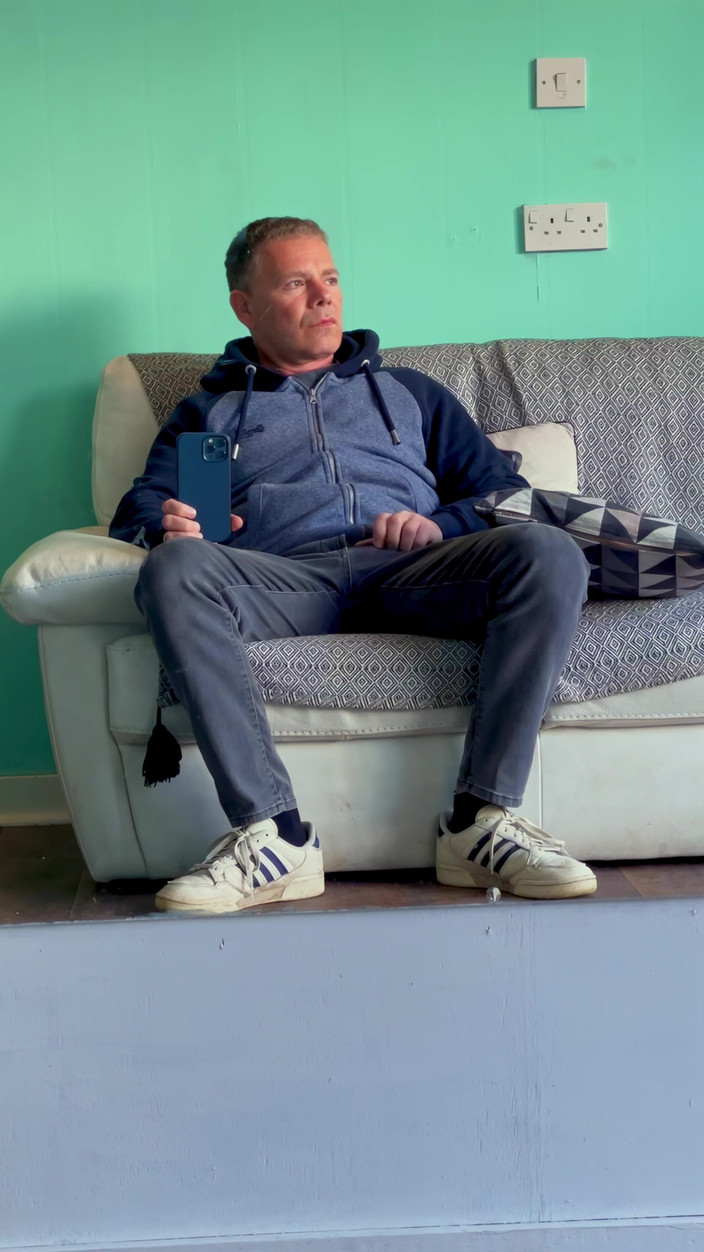 NakedFoxx: Riskli berber dükkanı yakındaki insanlarla orgazm olmak için döl ovuyor