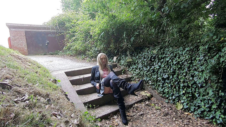 The Midnight Minx: 彼氏を待っている大学のふしだらな女。