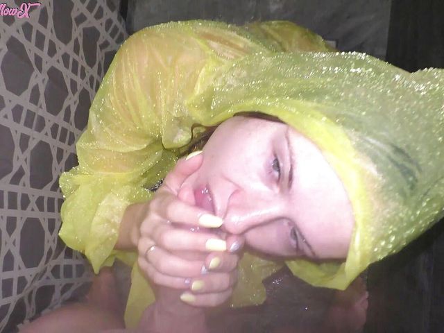 Horny Girlfriend Nag-alok ng Blowjob na may Raincoat Sa Shower Na May Cum Sa Mukha (Laloka 4 You)